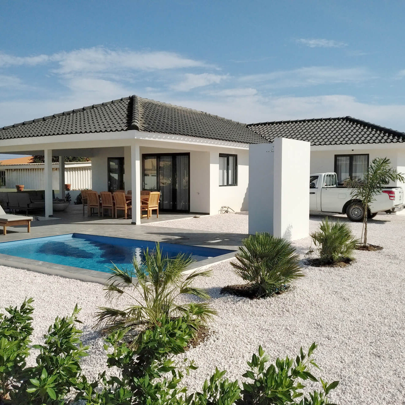 Luxe vakantievilla op Bonaire met zwembad en ligbedden.