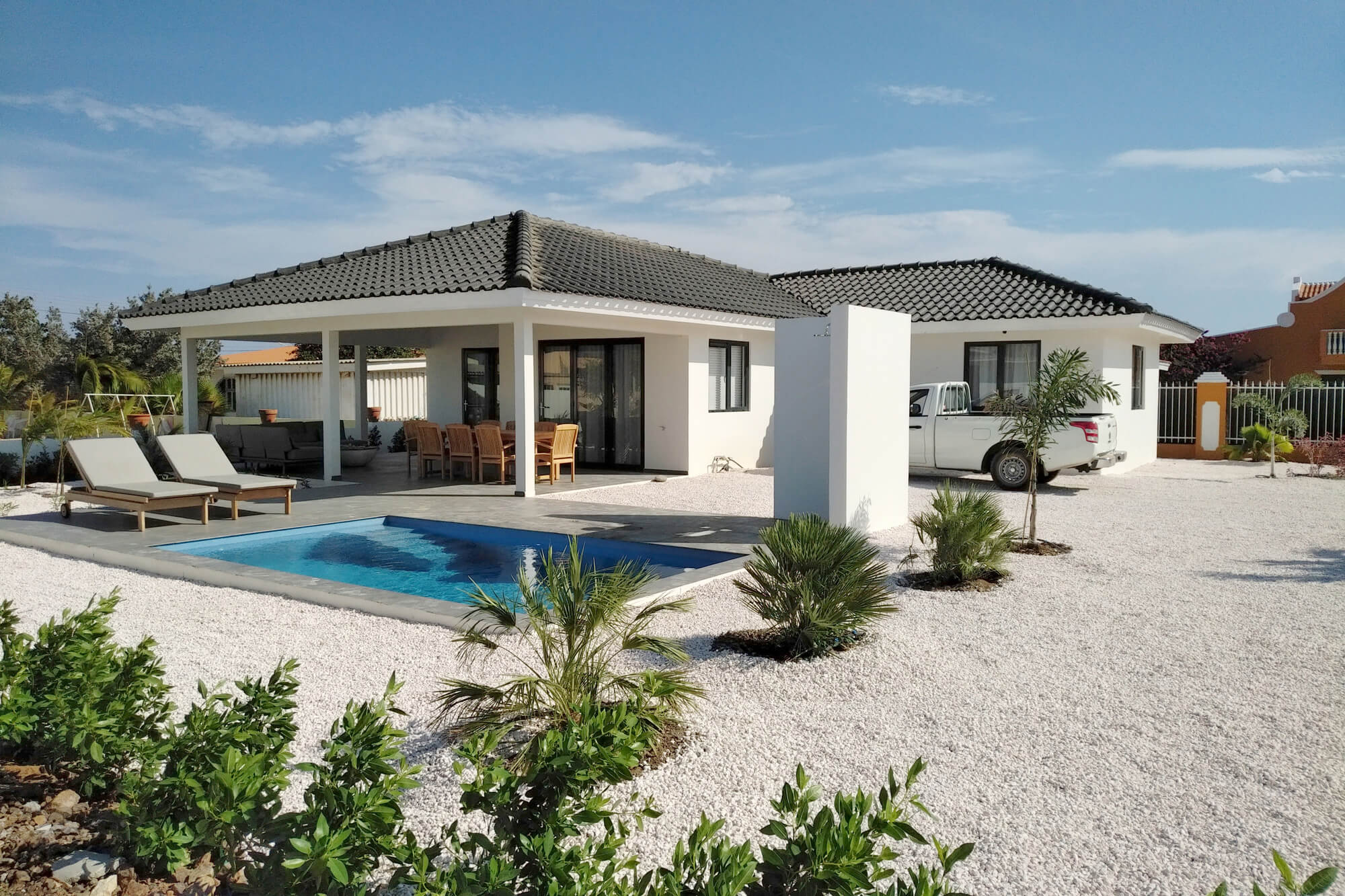 Luxe vakantievilla op Bonaire met zwembad en ligbedden.